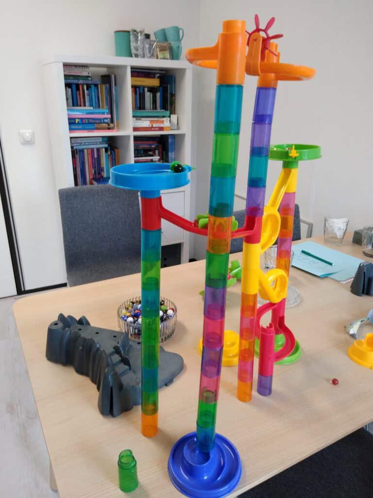 Hoe begrijpen kinderen verlies? Lees hoe ontwikkelingsfases (Piaget) rouw beïnvloeden, met per leeftijd concrete uitleg, voorbeeldzinnen en passende rituelen.